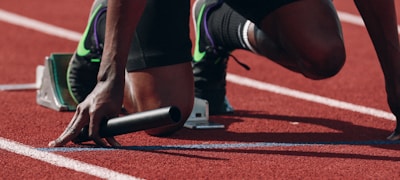 多屏幕显示不同足球比赛直播画面，视角多样