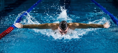 电竞比赛现场，选手在聚光灯下激烈操作